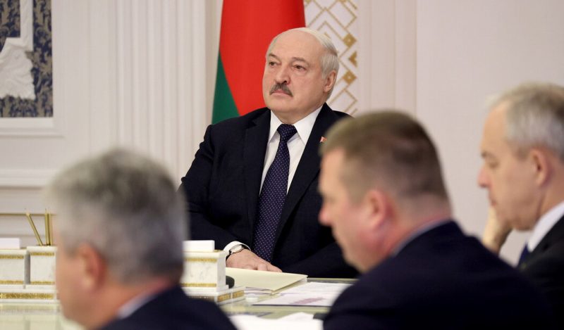 Лукашенко подписал указ о рассмотрении обращений уехавших белорусов