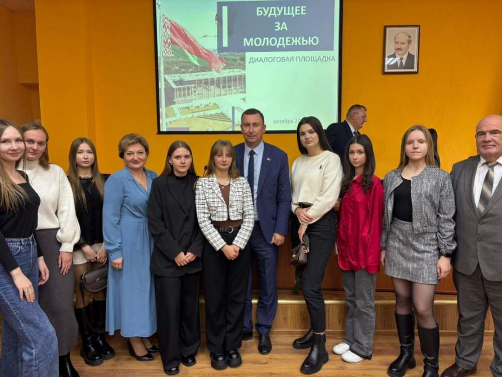 02 октября 2025 года молодые специалисты нашей поликлиники, во главе с главным врачом Натальей Петровной Егорченко, приняли участие в диалоговой площадке с мэром города Гродно — Андреем Хмелем.