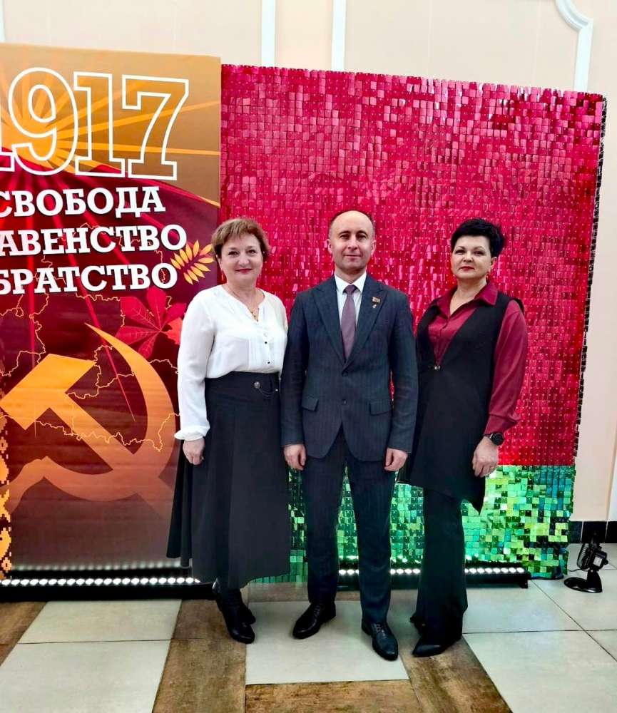 6 ноября представители нашего учреждения приняли участие в торжественном мероприятии посвященном Великой Октябрьской революции! 🏛️