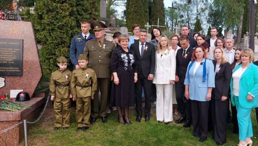 Сегодня, 5 мая, представители 6-й поликлиники приняли участие в акции "Народное возложение", чтобы почтить память героев.