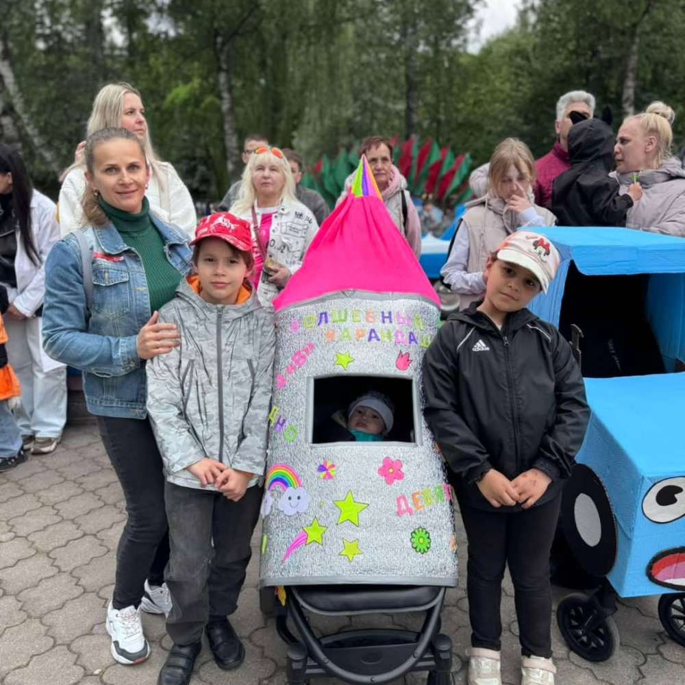 🎉 Семья, творчество и забота о детях: наши сотрудники — на городском параде колясок!