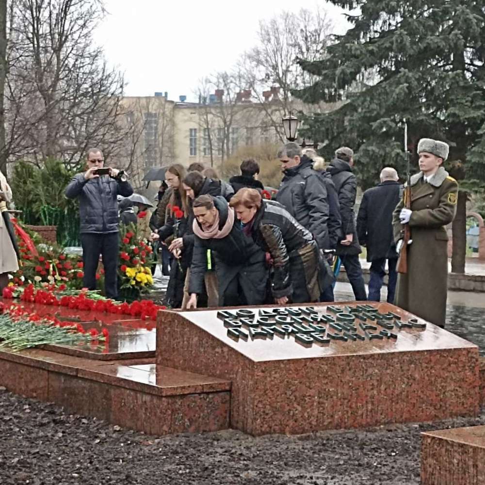 Церемония возложения цветов к Вечному огню у братской могилы воинов и партизан, посвященная Дню защитников Отечества и Вооруженных сил Республики Беларусь
