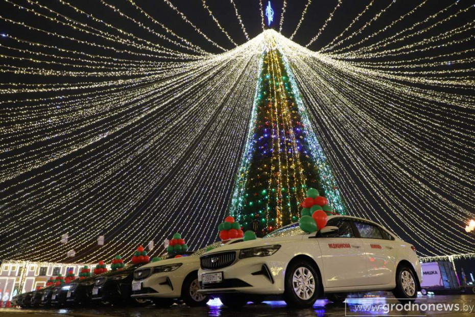 🎉🚗 В преддверии Нового года 6-я поликлиника получила замечательный подарок — новые легковые автомобили! 🎄✨